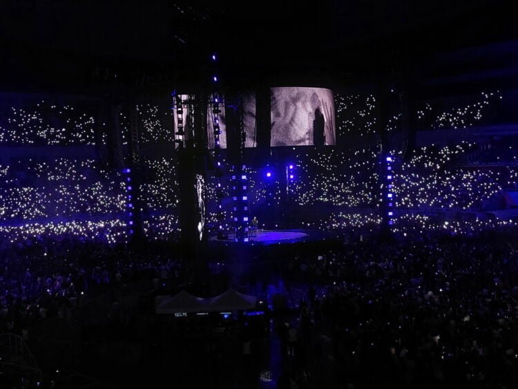 Ed Sheeran Konser di Jakarta Pakai Jersey Ipswich Town