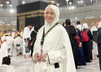 Okie Agustina Berangkat Umrah Penuh Haru Berkat Kiesha Alvaro