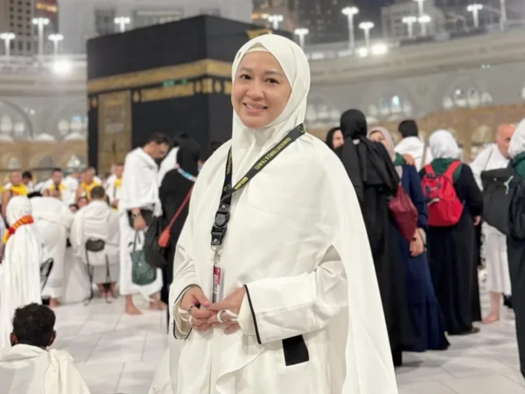 Okie Agustina Berangkat Umrah Penuh Haru Berkat Kiesha Alvaro