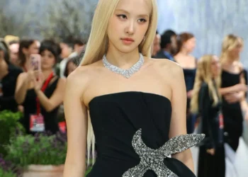 Tren Glass Hair Terkini: Perubahan ke Arah Rambut Sehat dan Tampilan Alami