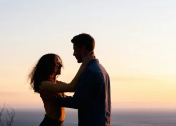 Gaya Komunikasi Zodiak dalam Hubungan, Siapa yang Paling Romantis?